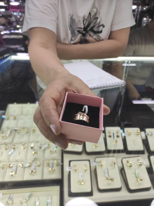 Золотое кольцо новое продам