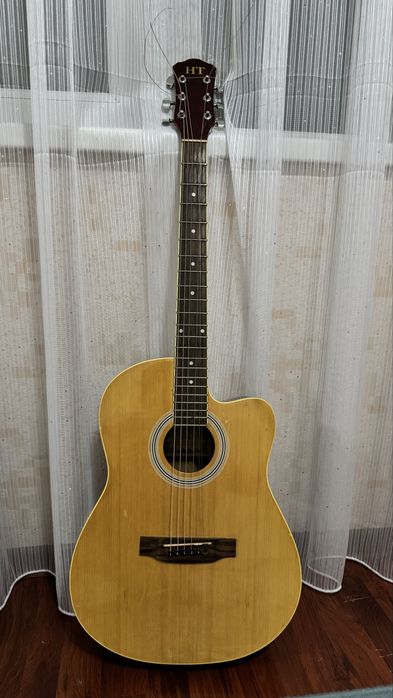 Гитара сатылады чехолымен