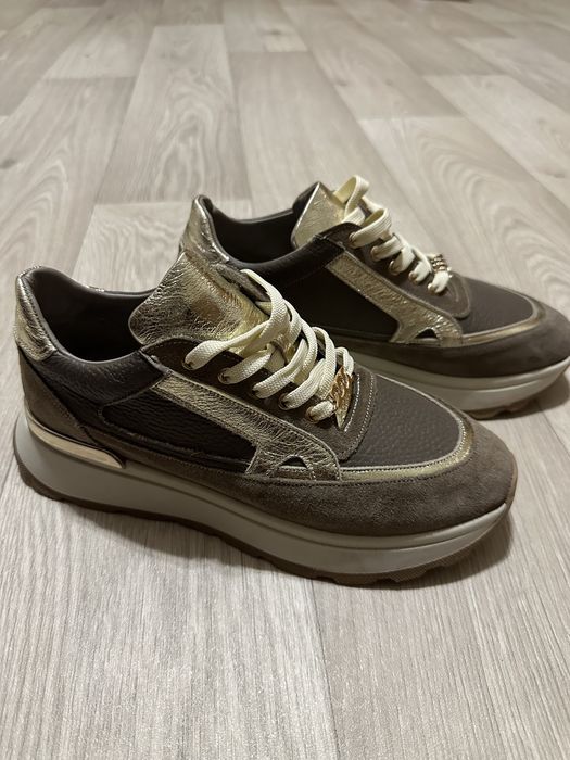 Продаются кроссовки