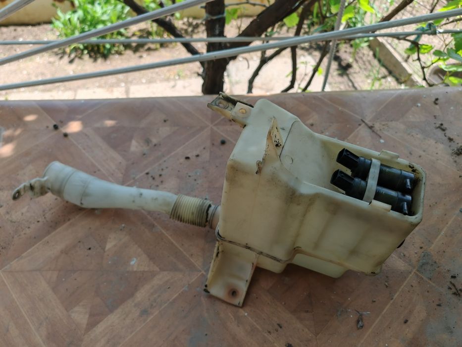 Бочек омывателя субару трибека