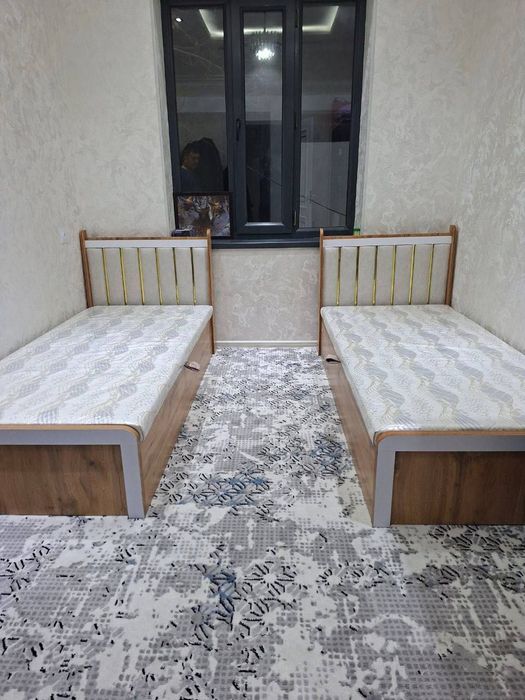 Kravat sandiqli bir kishili.
