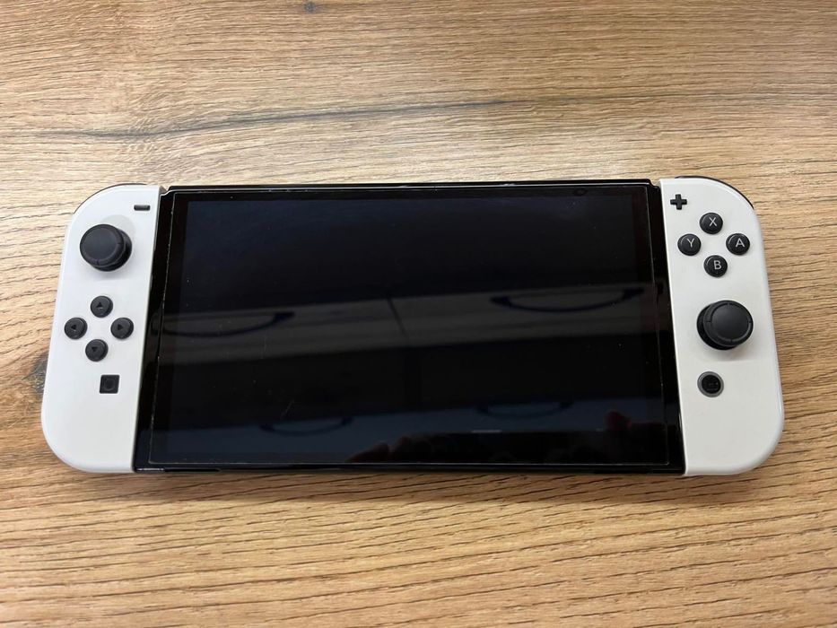 Продавам Nintendo Switch OLED