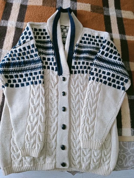 Женская вязаная кофта