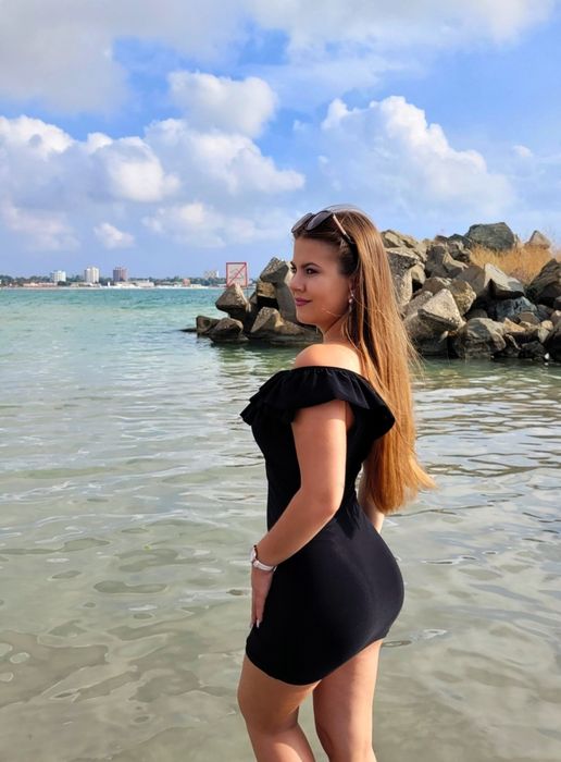 Rochie cu volan pe un umăr