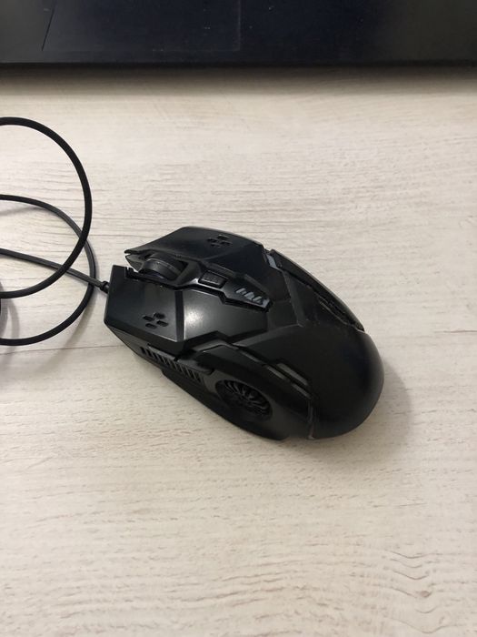 2 игровых мышей белая и черная