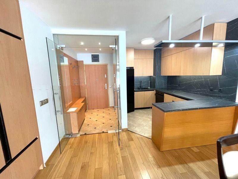 Дава се под наем Тристаен апартамент в София, Витоша - 111 кв.м за 896.58 € - Снимка #2