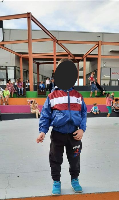 Geaca pt baiat marimea 98/104