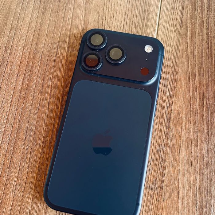 Продам срочно Айфон 17 про с коробкой