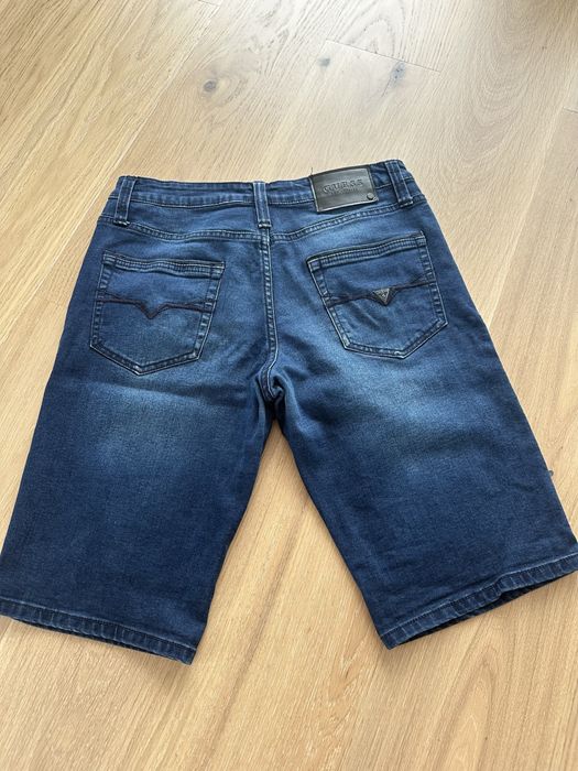 Vand pantaloni scurti Guess, marimea M