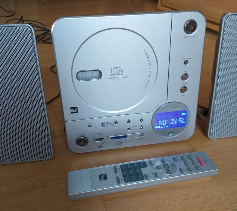 Sistem audio DUAL (Germania) cu Tuner, CD, USB și  SD-Card