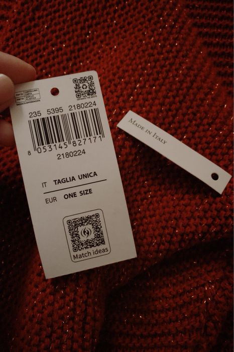 Красный кофта.