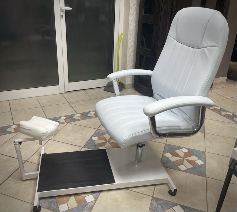 Стол за педикюр + подарък работна табутетка