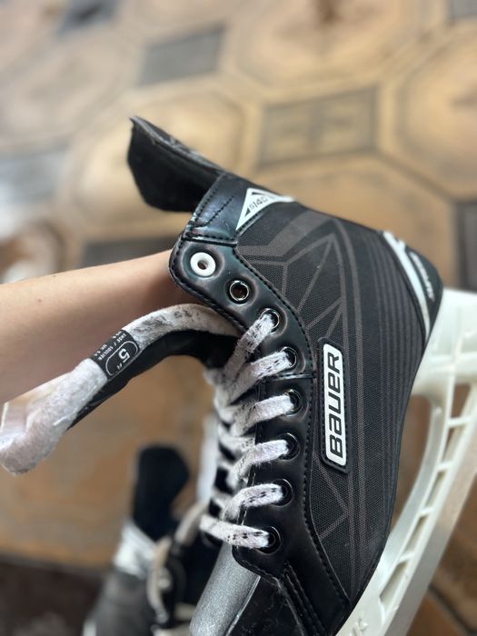 хоккейные коньки Bauer.