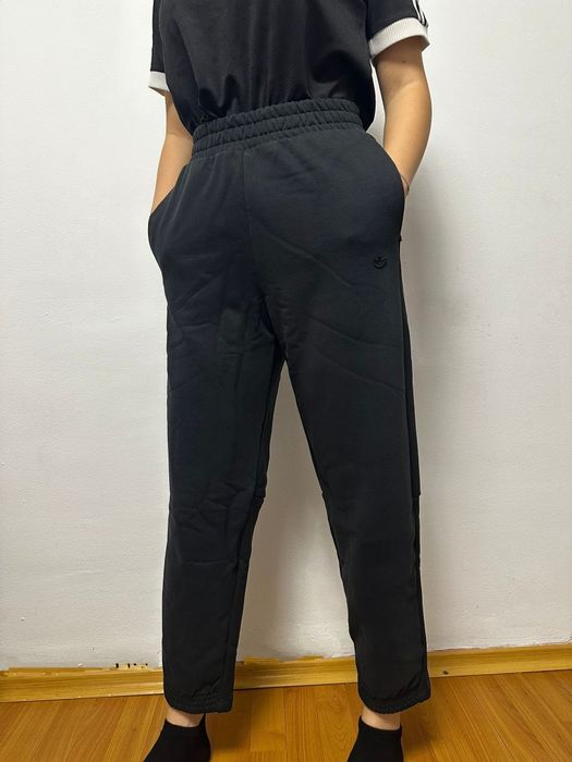 Pantaloni adidas noi cu etichetă