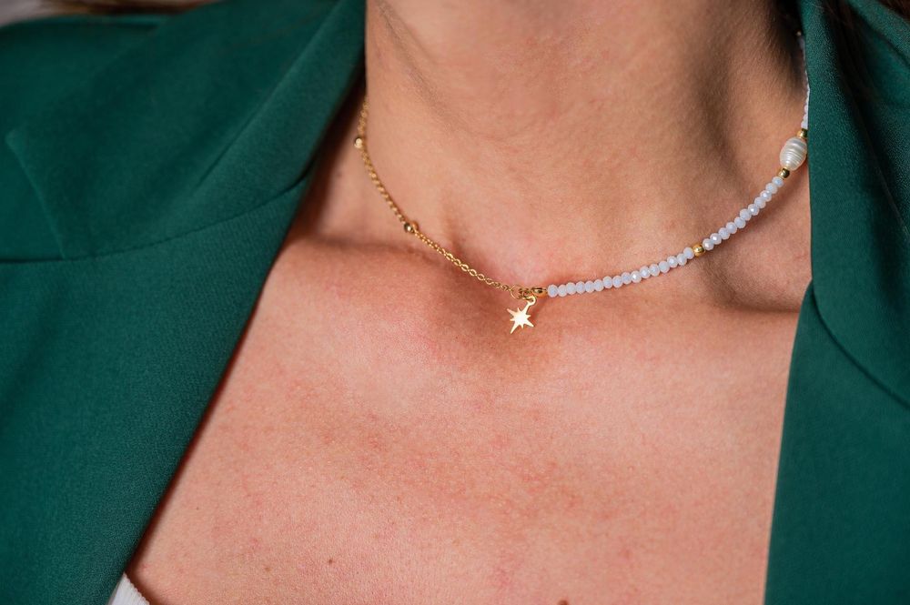 Колиета изработени с естествени камъчета, стъклени камъчета и мъниста