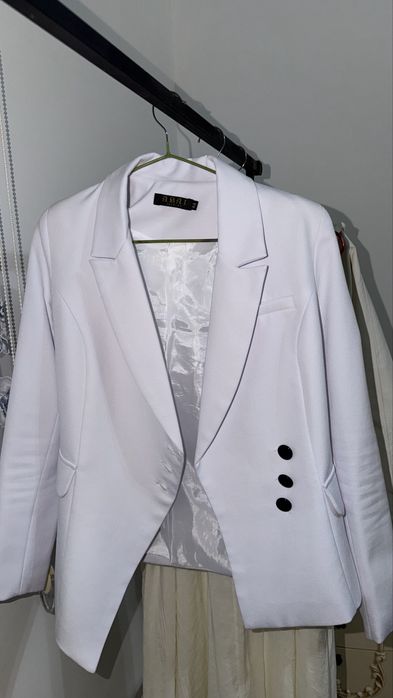 Әртүрлі түсте пиджактар бар