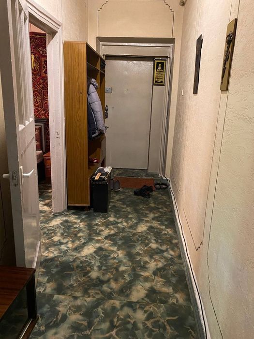 Продаётся квартира  под нежилое ( в доль дороги)