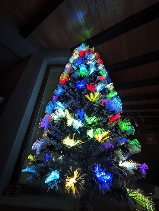 OFERTĂ! Brad 1.8m iluminat cu fibra optică.