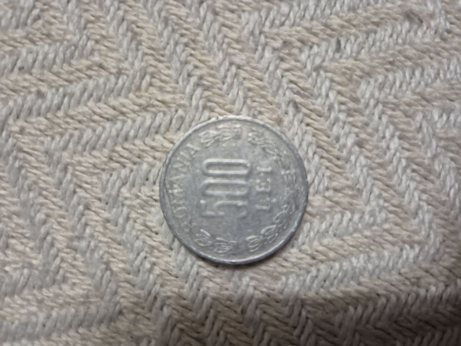 Monede vechi în stare buna, doar cea de 100 lei este ruginita