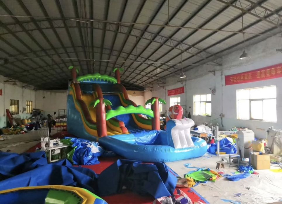 Бассеин с Водными горками и батут надувной