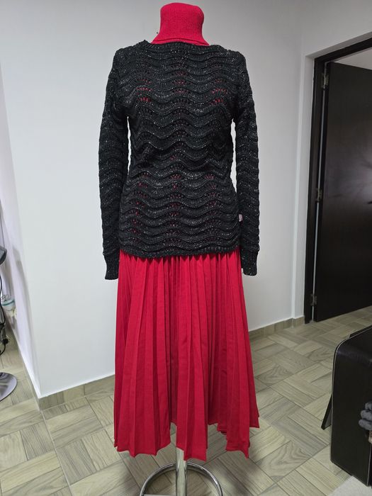 Pulover negru cu insertii de fir argintiu;