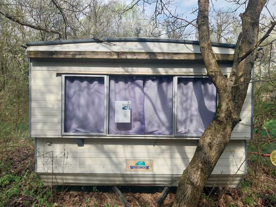 Casa mobila cu doua camere, living bucatarie, echipat cu baie si bicatarie 220 V si aragaz