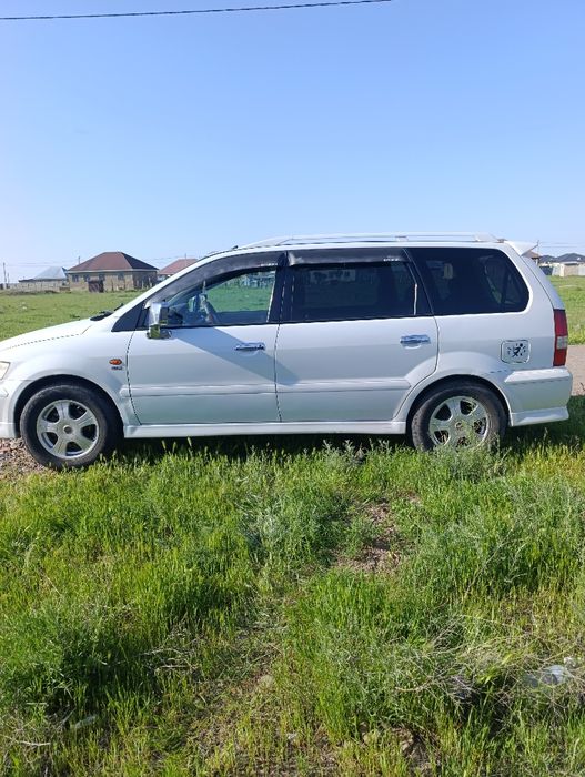 Продаю машину Mitsubishi Chariot