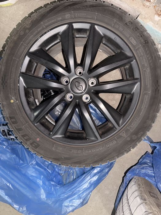 Оригинални джанти Infiniti 17 5x114.3 ET45 7.5J + зимни гуми