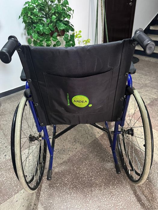 Cărucior cu rotile / fotoliu rulant pentru persoane cu dizabilități