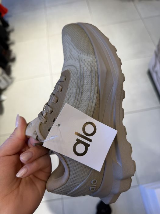 Нови маратонки Alo Yoga 36ти номер