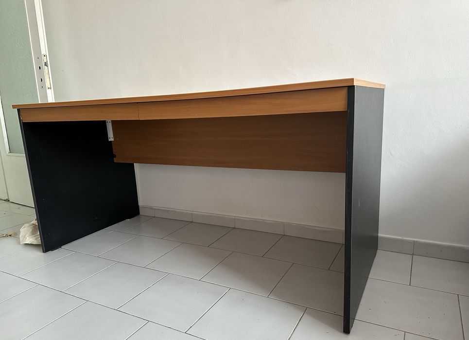 Подарявам дървено бюро