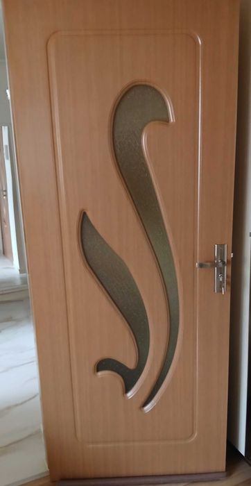 Vând din bucătărie plită gaz incorporabilă, feliator, oală electrica, corp de iluminat simplu si ușă interior