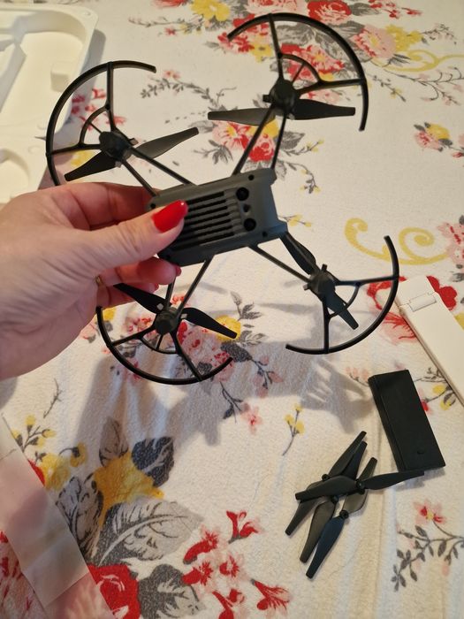 Vând dronă dji  tello.