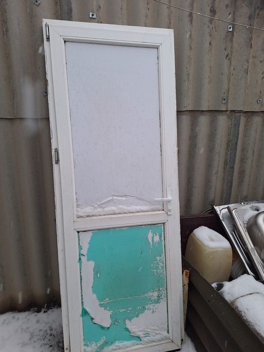 Продам пластиковую дверь