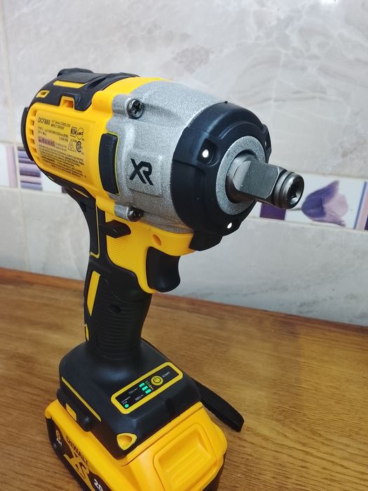 Impact pentru înșurubat DCF880 cu o baterie de 6a Nou