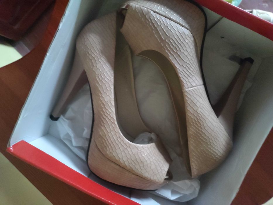 Дамски обувки на висок ток