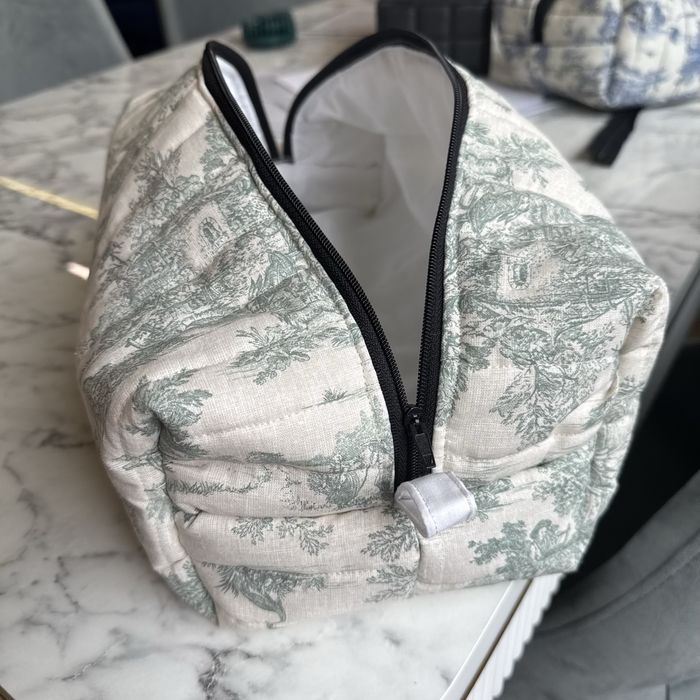 Geantă organizatoare pentru ustensile de coafat precum Dyson Airwrap