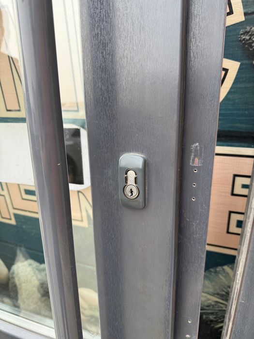 Продам пластиковый дверь с окнами