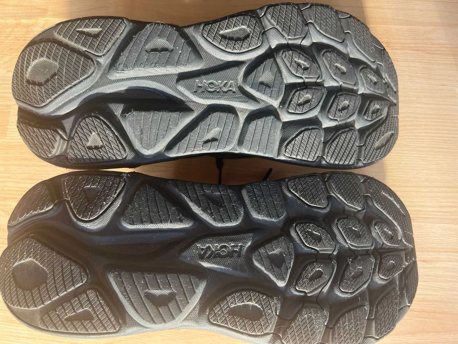 Hoka Clifton 10 Full Black nr. 44 – stare excelentă