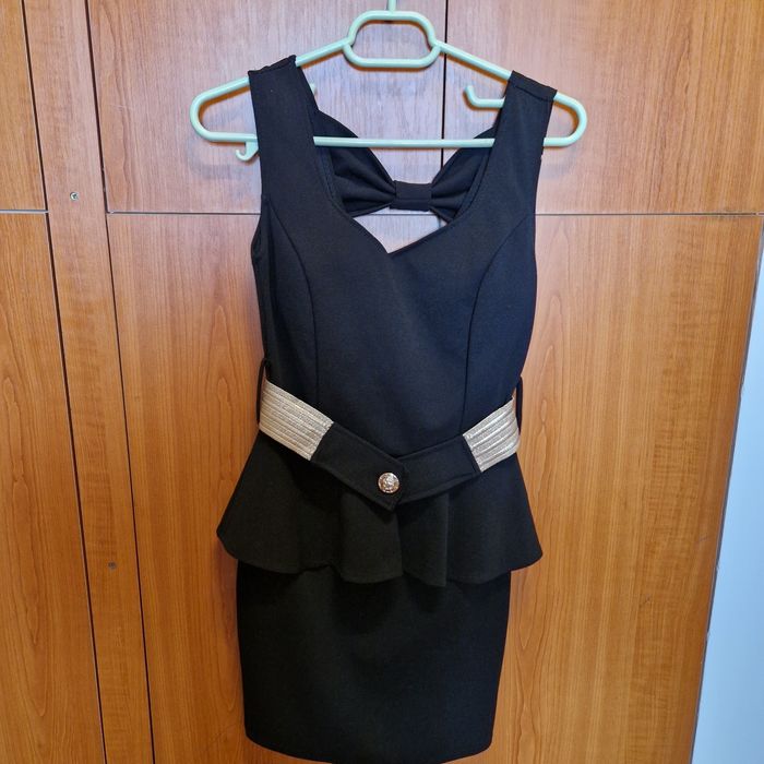 Rochie elegantă neagră cu fundă la spate și detalii aurii