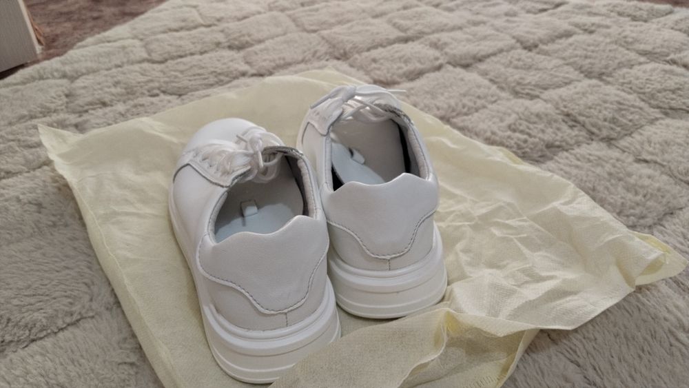 Продам белые кроссовки