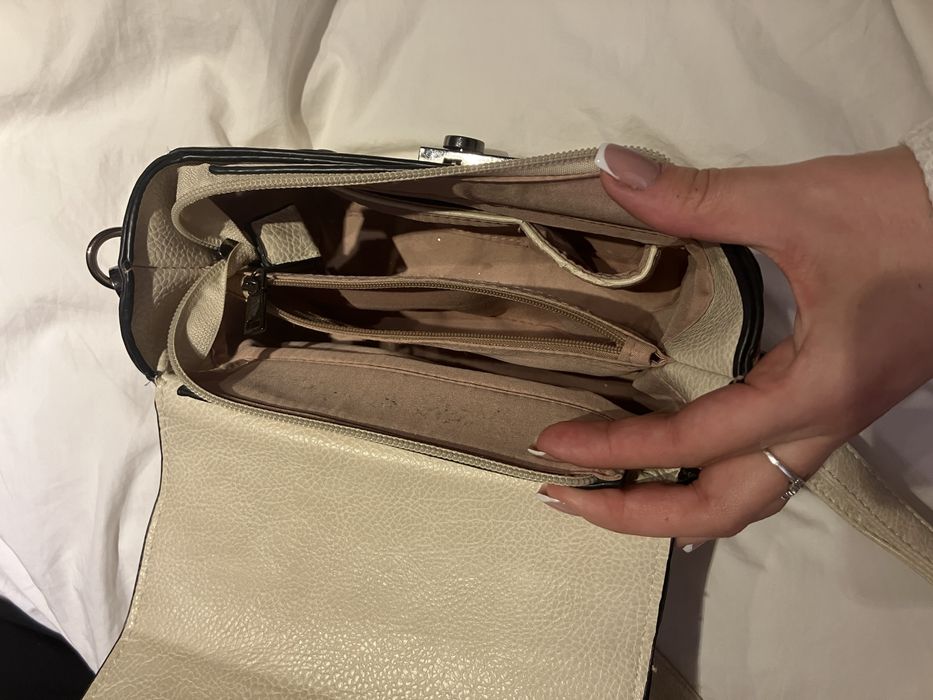 Бяла дамска чанта