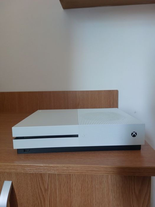 Vând Xbox One S de 1T
