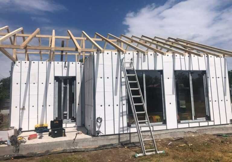 Casa modulara pe structura metalica si panou sandwich termoizolant