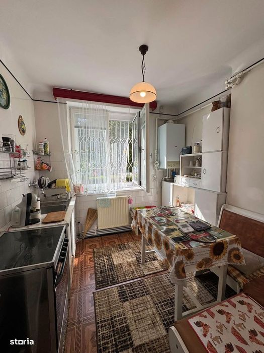 De vanzare apartament cu 3 camere, decomandat, mobilat, 69900euro