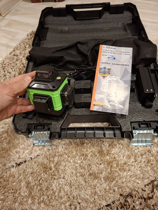 Лазерен нивелир  със ататив