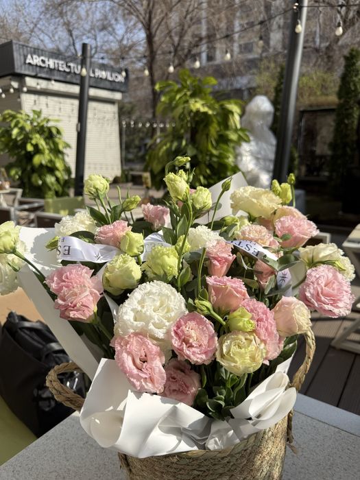 Цветы в корзине