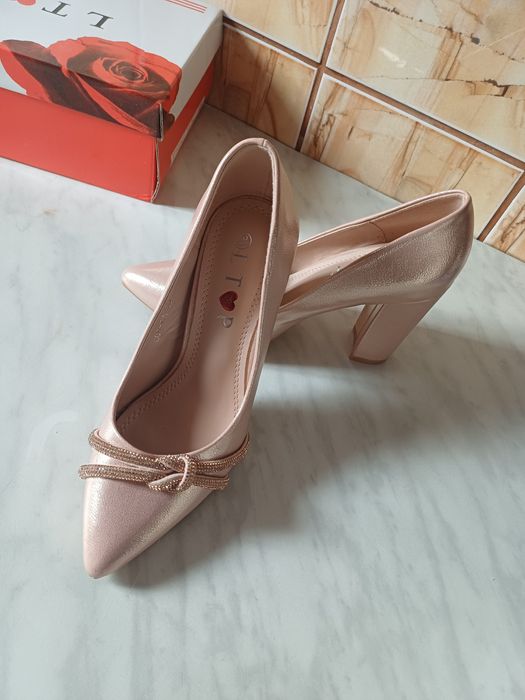 Pantofi cu toc  marime 35 câteva ore purtați.