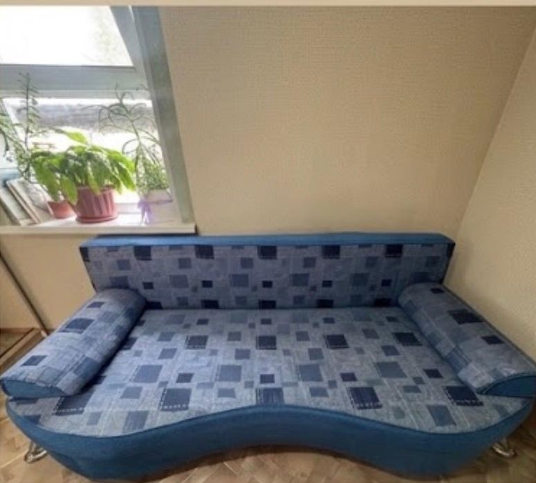 Продам диван с двумя пуфиком