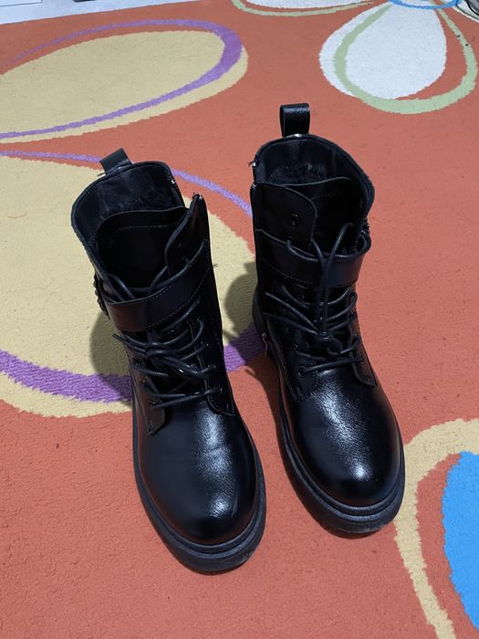 Ghete negre imblanite cu fermoar lateral